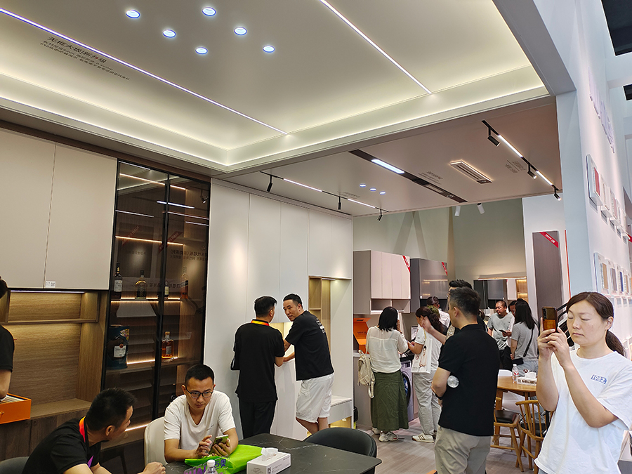 巨奧全屋頂墻柜實(shí)景 巨奧全屋頂墻柜實(shí)景